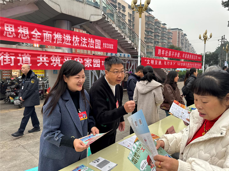 巴南：人大代表当“主播” 宪法精神进万家