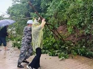 闻“汛”显担当 木洞镇人大代表一线抢险守护群众安全